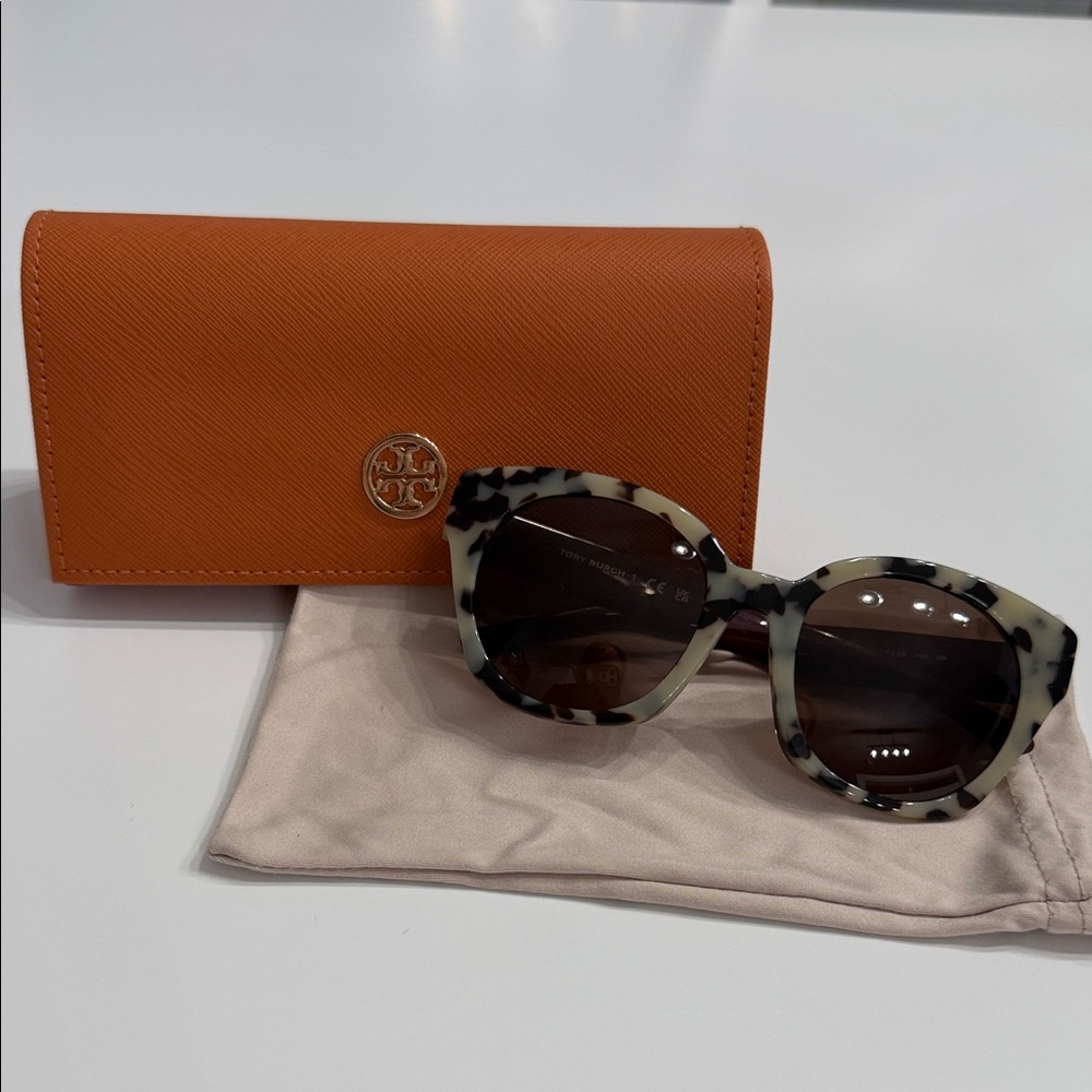 Tory Burch sunglasses 🕶️